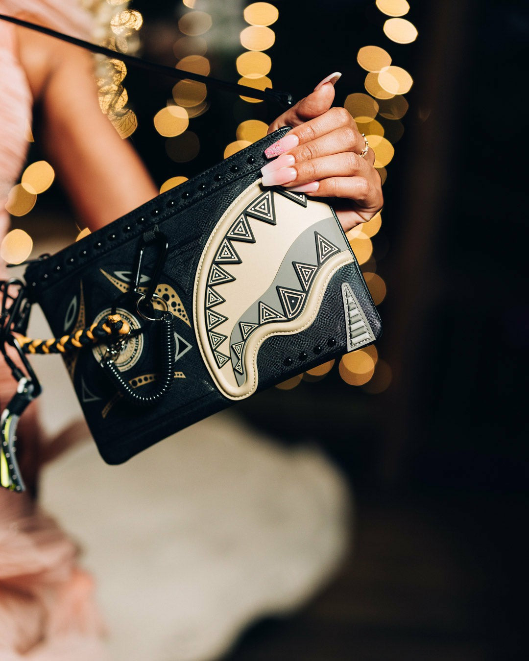 Sprayground - A.I. AFRICAN INTELLIGENCE SHARKS OF THE GOLD OCEAN CROSSOVER CLUTCH -