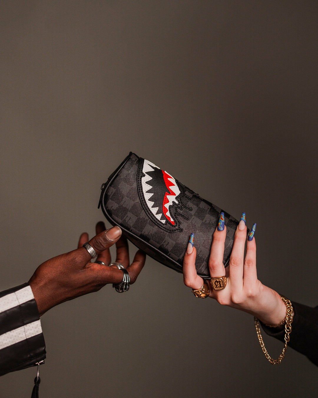 Sprayground - SHARKS IN PARIS THUNDERDRIP POUCH