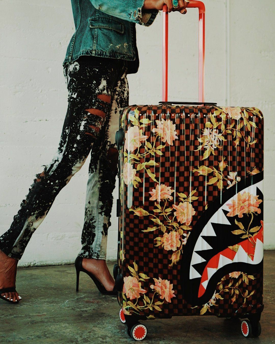 Sprayground - SHARKFLOWER 29.5” FULL-SIZE SHARKNAUTICS LUGGAGE