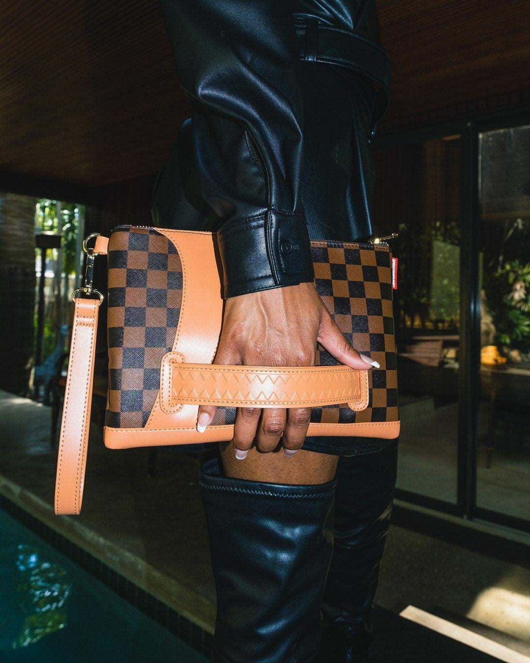 Sprayground - HENNY AIR TO THE THRONE CROSSOVER CLUTCH